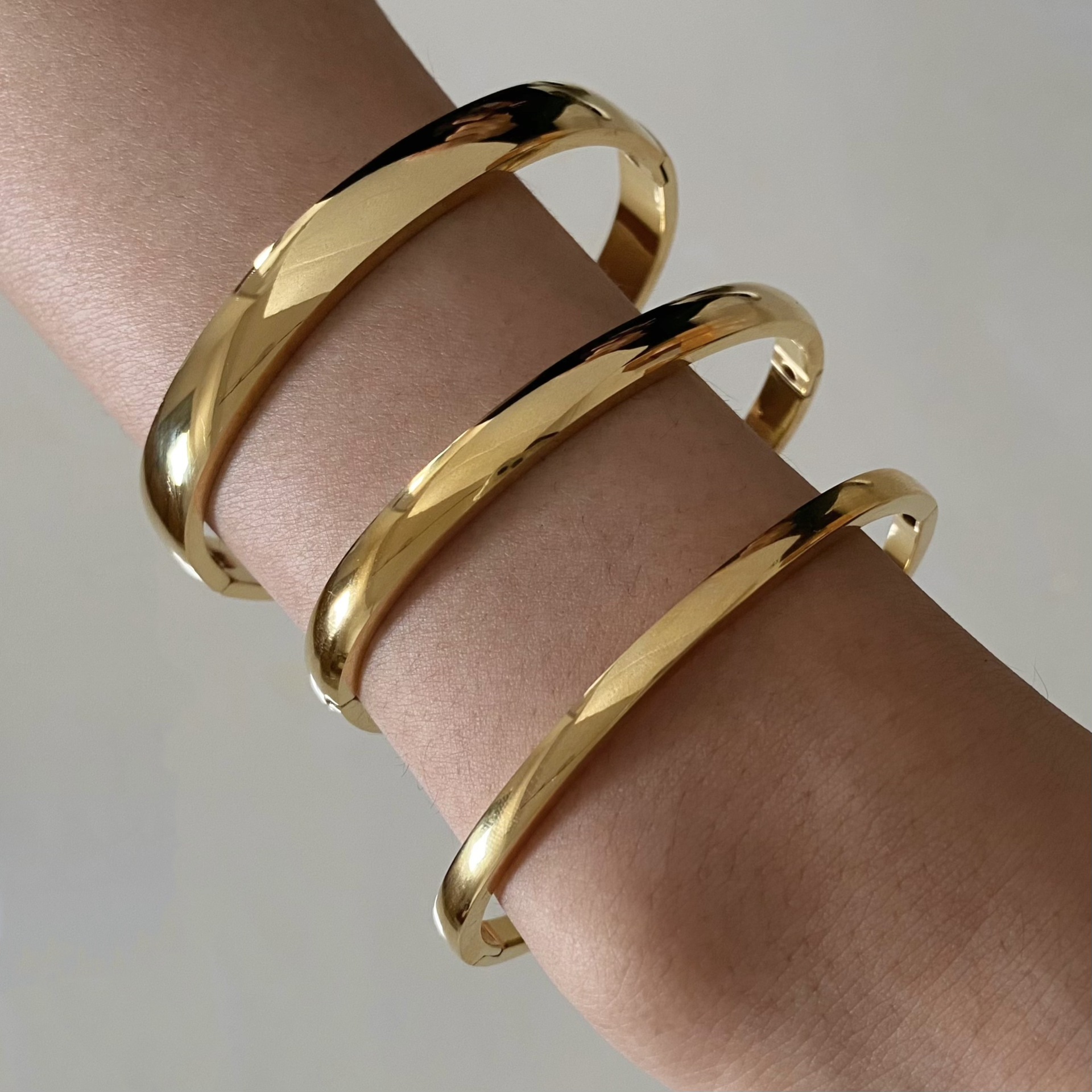 Retro Minimalistic Simple Buckle Gold Bracelet - Image 4