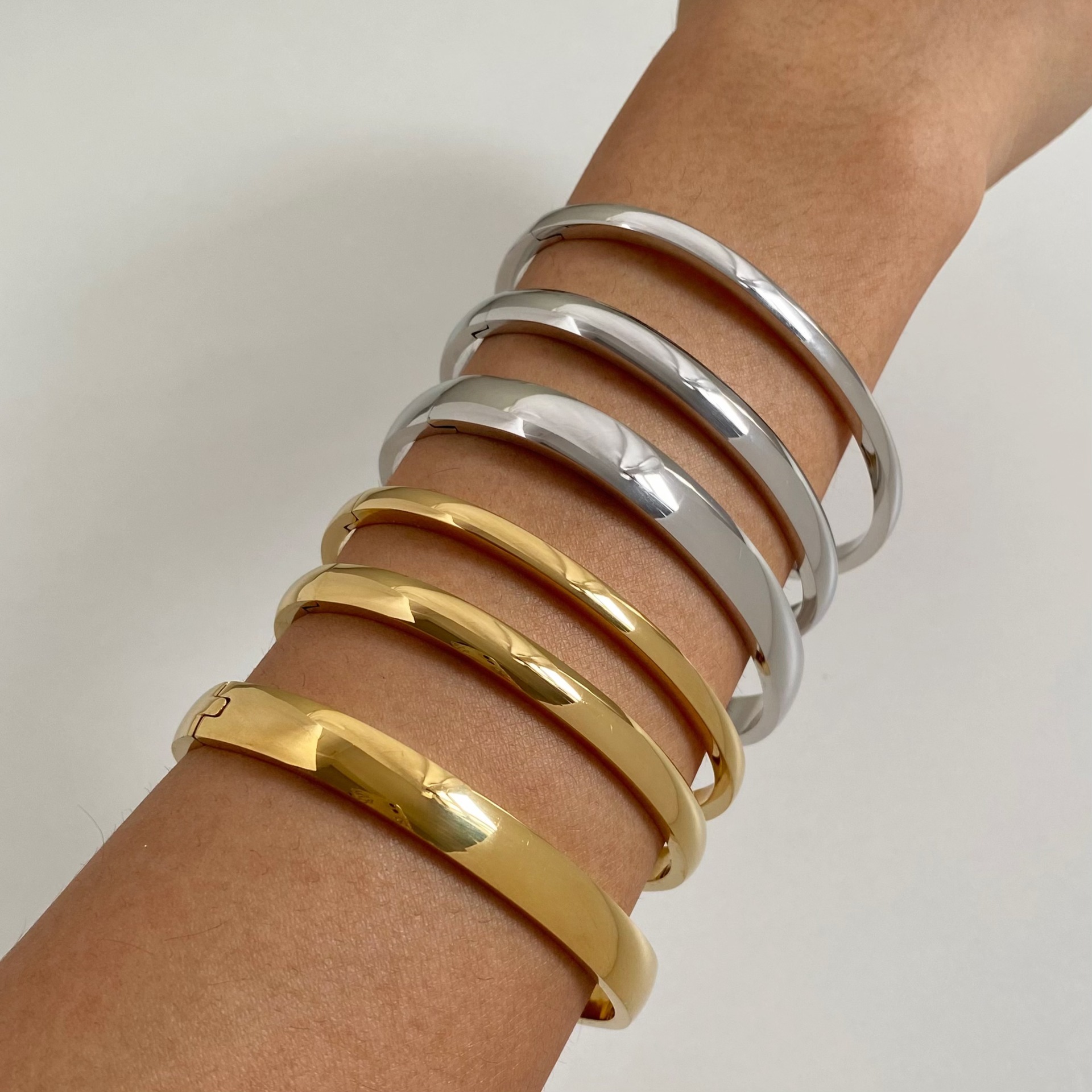 Retro Minimalistic Simple Buckle Gold Bracelet - Image 10