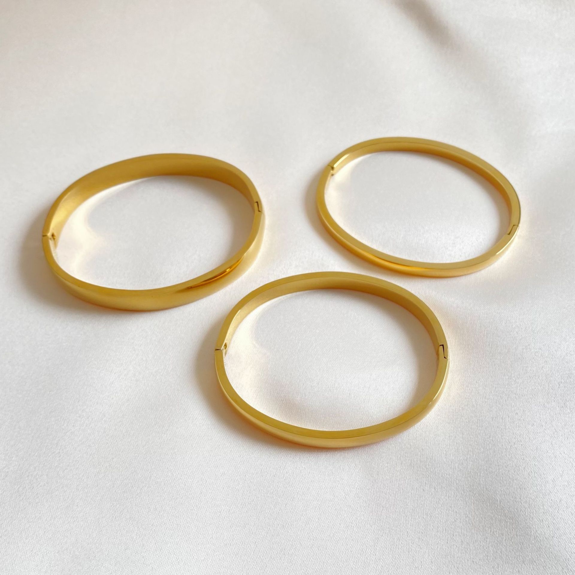 Retro Minimalistic Simple Buckle Gold Bracelet - Image 3