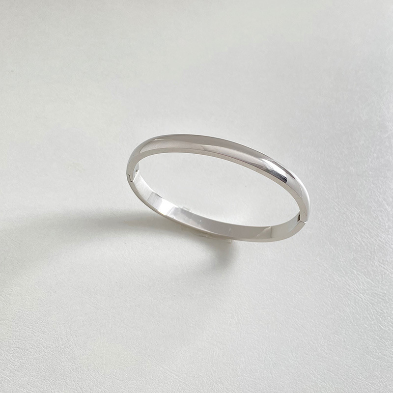 Retro Minimalistic Simple Buckle Gold Bracelet - Image 2