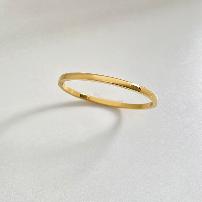 Retro Minimalistic Simple Buckle Gold Bracelet - Image 5