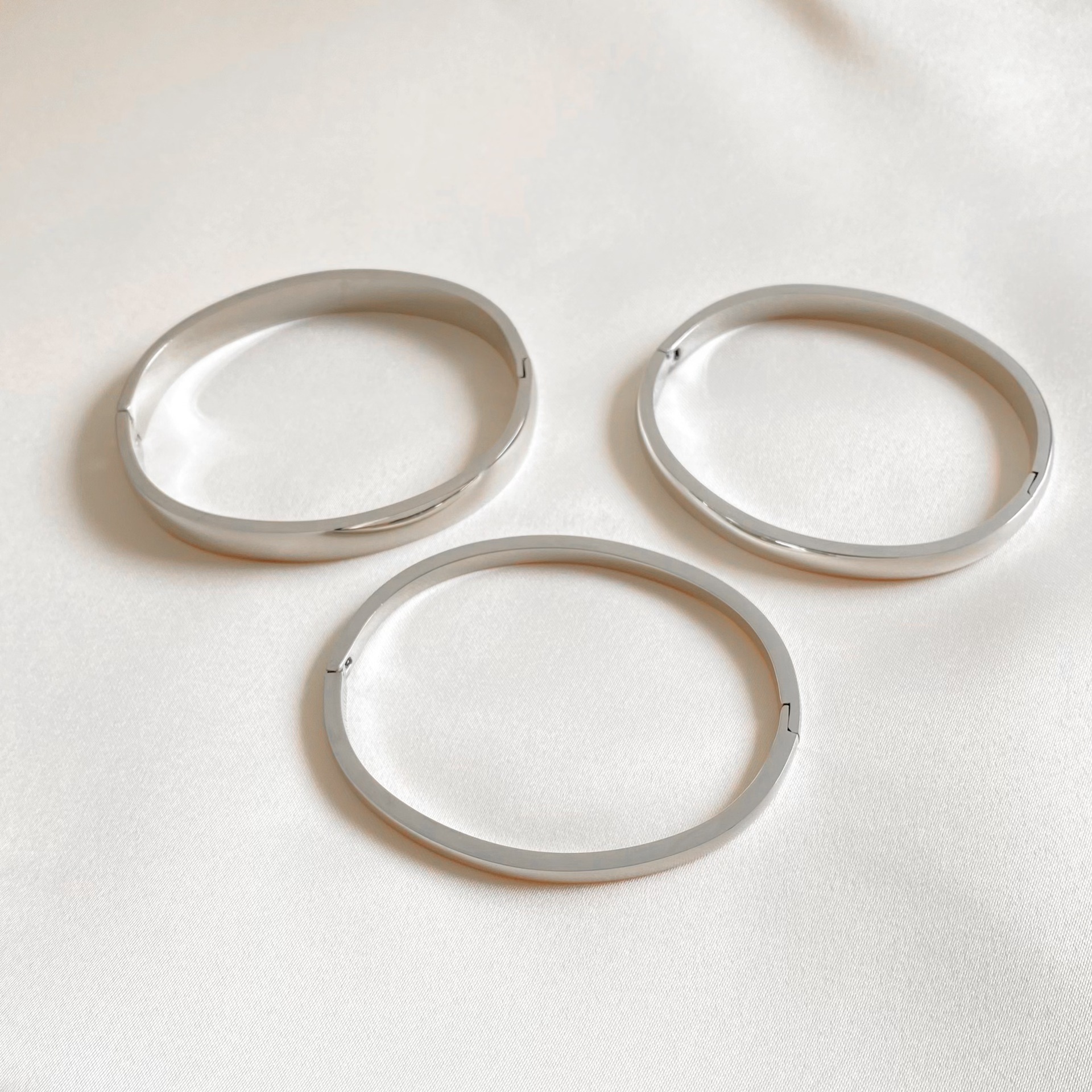 Retro Minimalistic Simple Buckle Gold Bracelet - Image 8