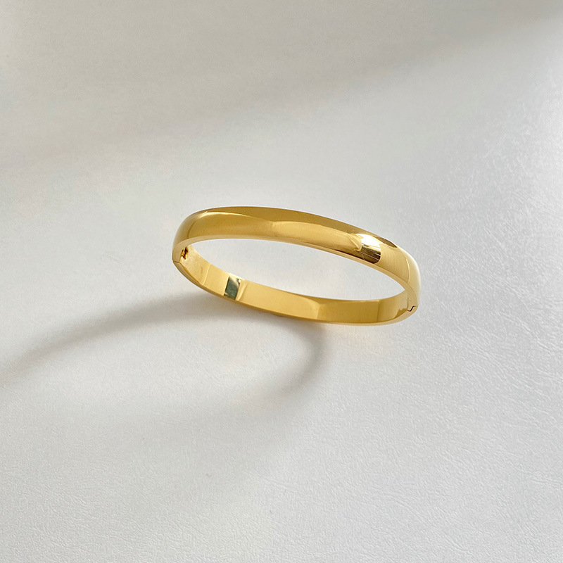 Retro Minimalistic Simple Buckle Gold Bracelet - Image 9