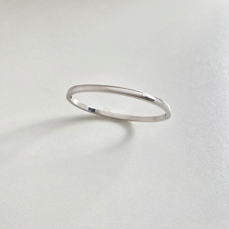Retro Minimalistic Simple Buckle Gold Bracelet - Image 6