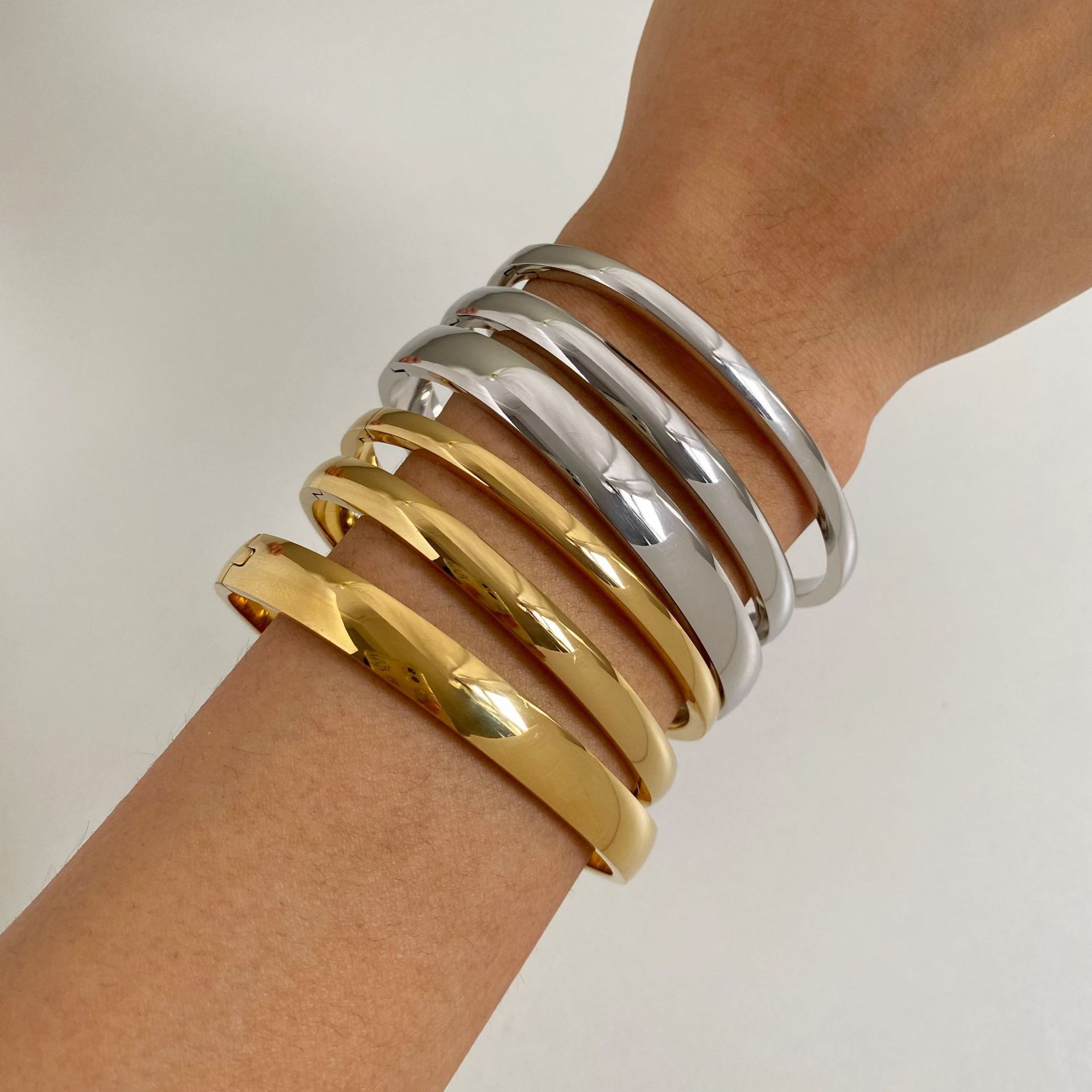 Retro Minimalistic Simple Buckle Gold Bracelet