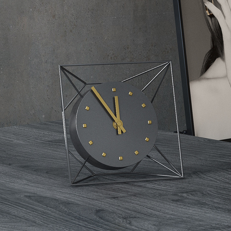 Old-Fashioned Silent Table Clock