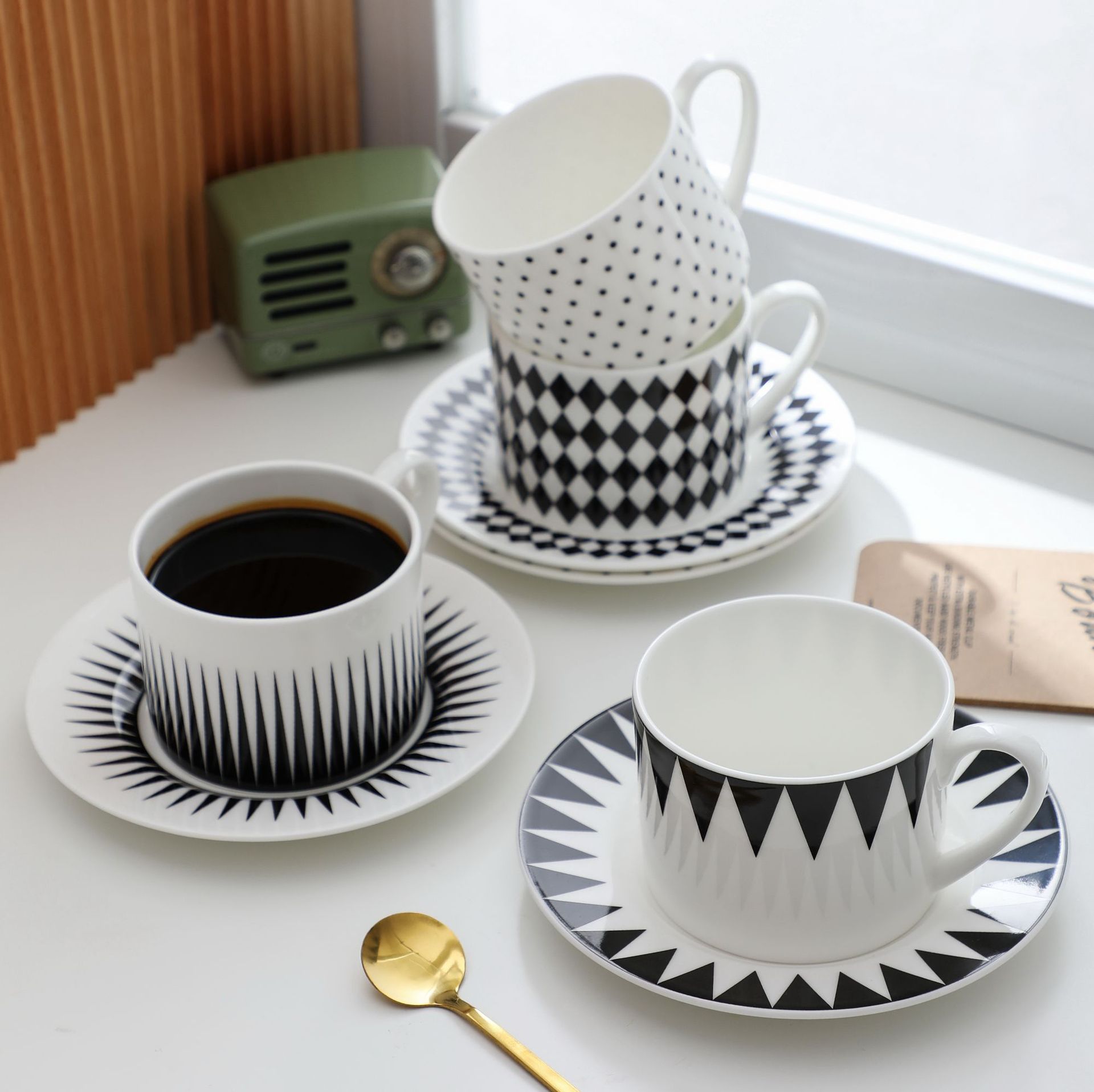 Nordic Black and White Geometry Ceramic Suit