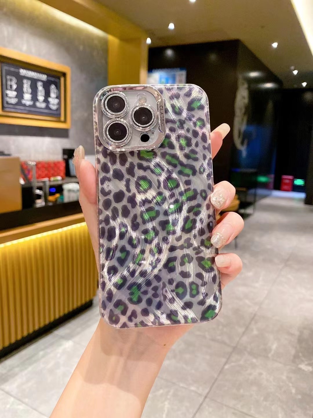 Women's Gradient Drop-Resistant Lens Phone Case - Image 4