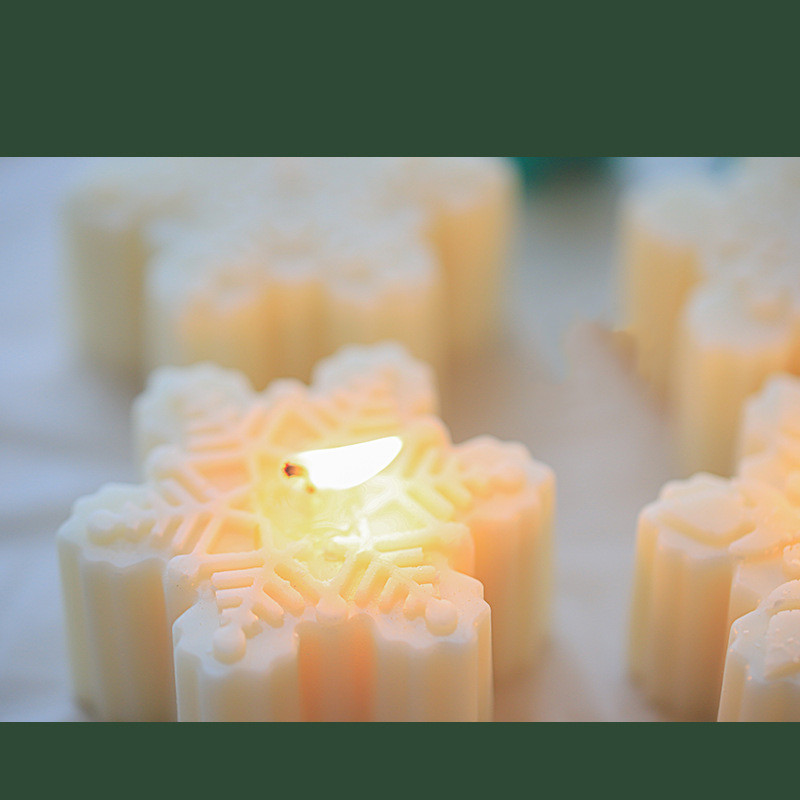 Snowflake Gingerbread Man Scented Candle - Image 7