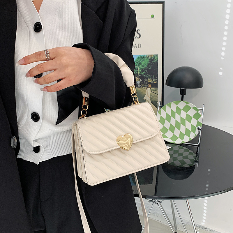 Women Chain Shoulder Bags With Love Metal - Image 4