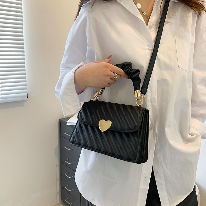 Women Chain Shoulder Bags With Love Metal - Image 3