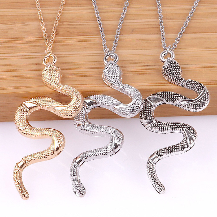Exaggerated Cold Wind Viper Necklace
