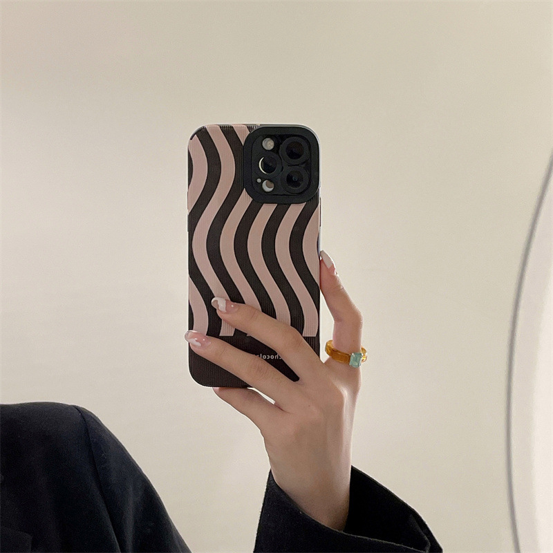Contrast Color Irregular Stripe Phone Case - Image 5