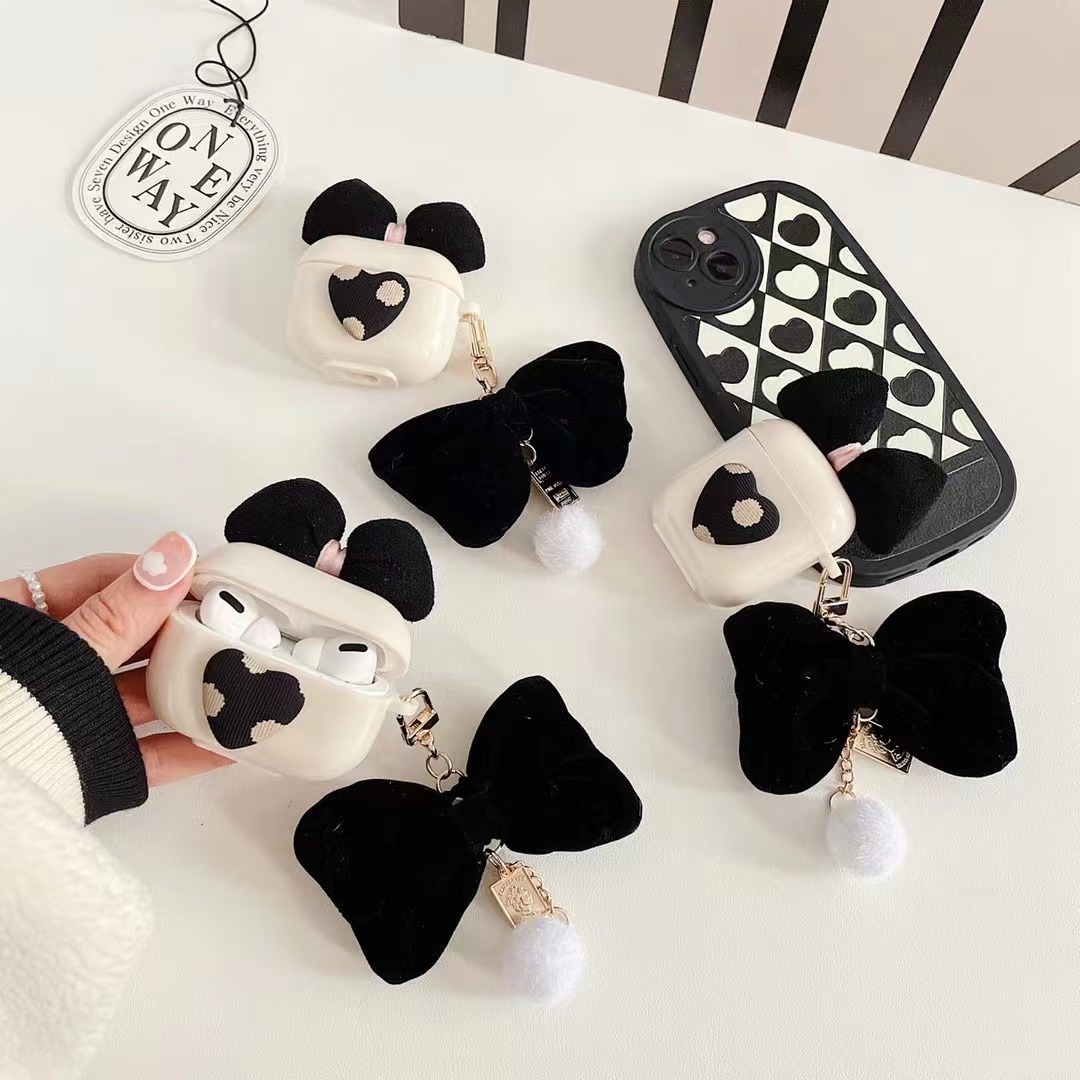 Black And White Plush Love Bow Earphone Case