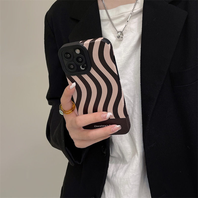 Contrast Color Irregular Stripe Phone Case - Image 4